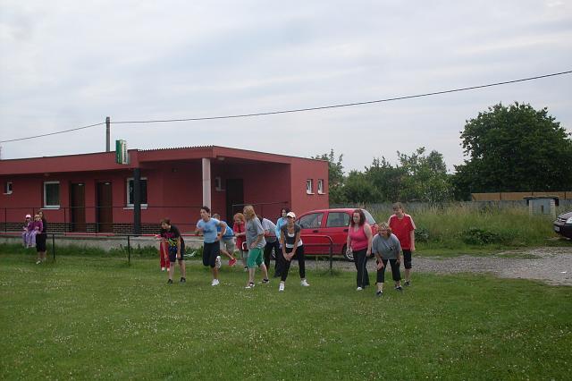 foto 001.jpg - Holky na startu - zleva: Burkov A., Slunekov E., Zzov H., Dostlov I., indlerov K., Nouzkov . a Klmov A.